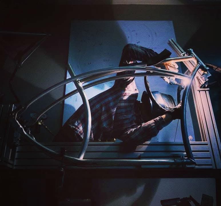 Îmbinare metalică aliniată pe cadru curbat