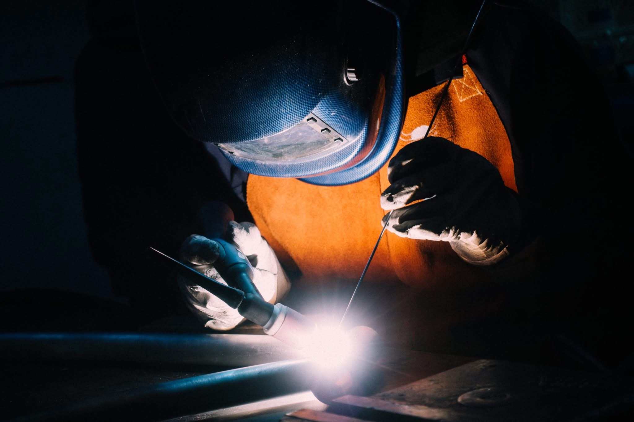 Sudură curată pe o îmbinare metalică, fotografiată în detaliu